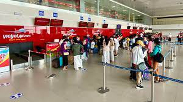 SKĐS - Bộ Giao thông Vận tải vừa có văn bản gửi các đơn vị trong ngành hàng không chấn chỉnh công tác phòng, chống dịch COVID-19 tại các cảng hàng không, sân bay để không để lây lan dịch bệnh ra cộng đồng.